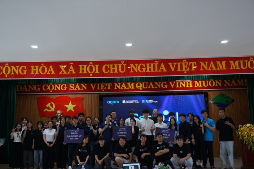 Trao giải cùng Agora và Solana Foundation tại trường